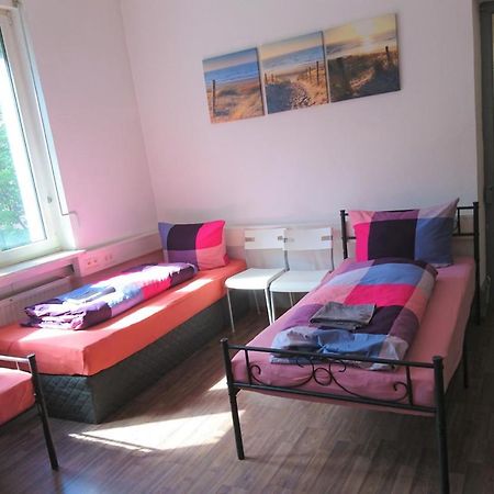 Nest City - Not A Hotel, Private Room With Shared Showers, No Parking, Breakfast, Or Kitchen, Towels Available For A Fee, Check-In 4 Pm To 11 Pm Konstanz Exterior photo