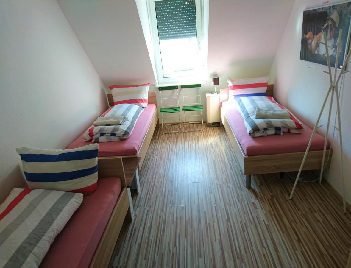 Nest City - Not A Hotel, Private Room With Shared Showers, No Parking, Breakfast, Or Kitchen, Towels Available For A Fee, Check-In 4 Pm To 11 Pm Konstanz Exterior photo